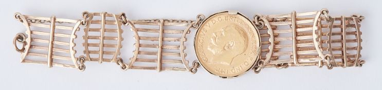 A 9ct yellow gold gate bracelet with a 1911 George V full sovereign, 24.39gm.