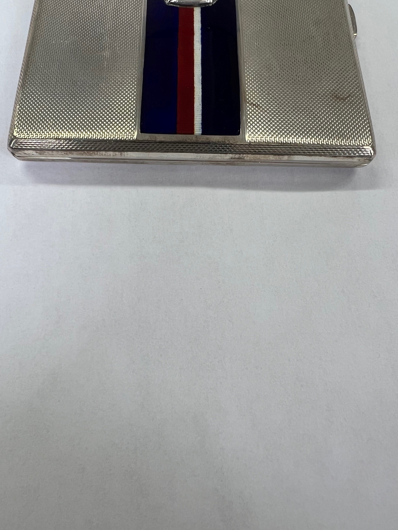 A Goldsmiths & Silversmiths cigarette case of Art Deco style with an enamel & crest decoration, in - Image 4 of 10