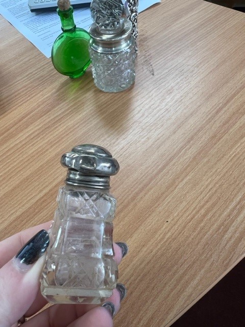 A collection of Victorian and later assorted scent bottles including silver, coloured glass, - Image 8 of 11