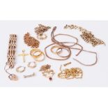 A mixed lot to include a 9ct yellow gold gate bracelet, 8.67gm, four 22ct yellow gold wedding bands,