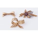 Three brooches to include two 9ct yellow gold bow designed brooches, total weight 9.10gm & a 9ct