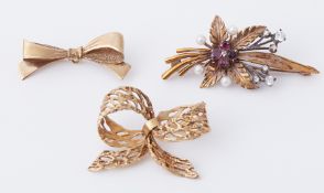 Three brooches to include two 9ct yellow gold bow designed brooches, total weight 9.10gm & a 9ct