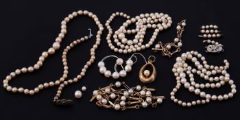A mixed lot to include a 9ct yellow gold & pearl necklace & bracelet, total weight 12.48gm, a 9ct