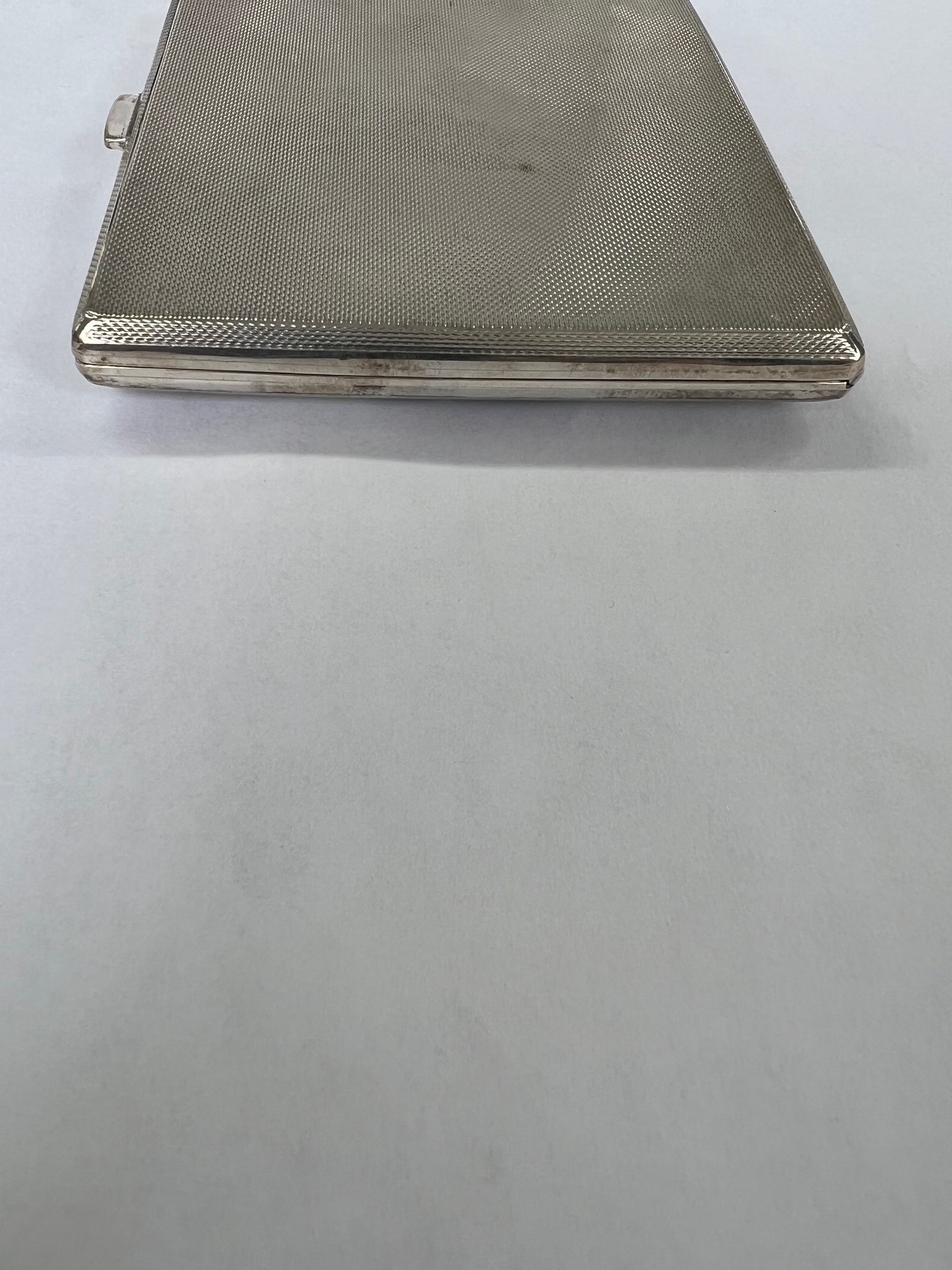 A Goldsmiths & Silversmiths cigarette case of Art Deco style with an enamel & crest decoration, in - Image 6 of 10