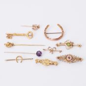 A mixed lot to include an antique 9ct yellow gold brooch set seed pearls & a red stone, 3.46gm, a
