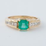 An 18ct yellow gold ring set with a central square cut emerald, approx. 1.16 carats, with five