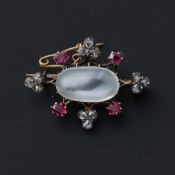 An antique brooch in yellow & white metal (no hallmarks & not tested), set with a central oval