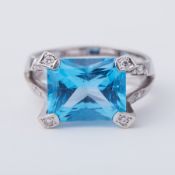 A designer style white gold ring set with an emerald cut blue topaz, approx. 7.00 carats (