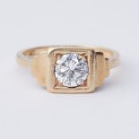 An 18ct yellow gold Art Deco ring set with a central round brilliant cut diamond, approx. 1.00
