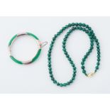 A 23" string of round 8mm malachite beads strung to a 9ct yellow gold clasp, 69.7gm and a silver &