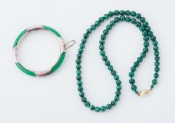A 23" string of round 8mm malachite beads strung to a 9ct yellow gold clasp, 69.7gm and a silver &