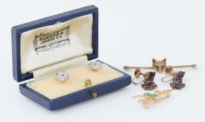 A mixed lot including a 9ct yellow gold dragonfly brooch set with emeralds & two small diamonds, 1.