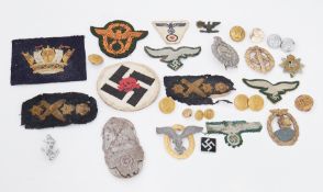 Mixed collection of military badges, cloth patches (some replica).