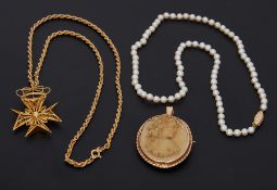 A mixed lot to include a 9ct yellow gold cameo pendant/brooch, 16.42gm, a string of freshwater