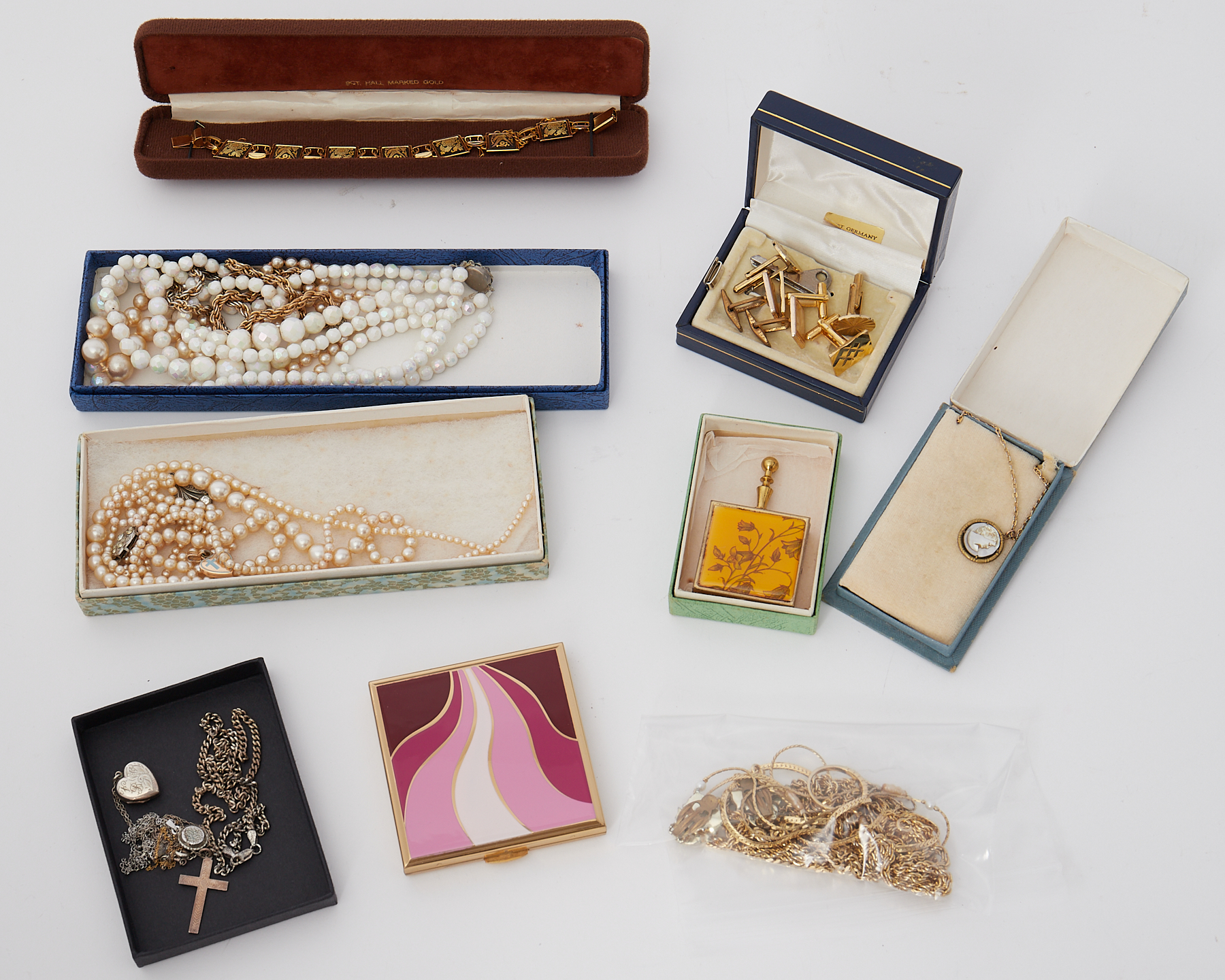 A mixed lot of costume jewellery & silver to include necklaces, bracelets, earrings, ring,