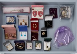 A mixed lot of costume & silver jewellery to include earrings, pendants, chain, brooch, cufflinks,