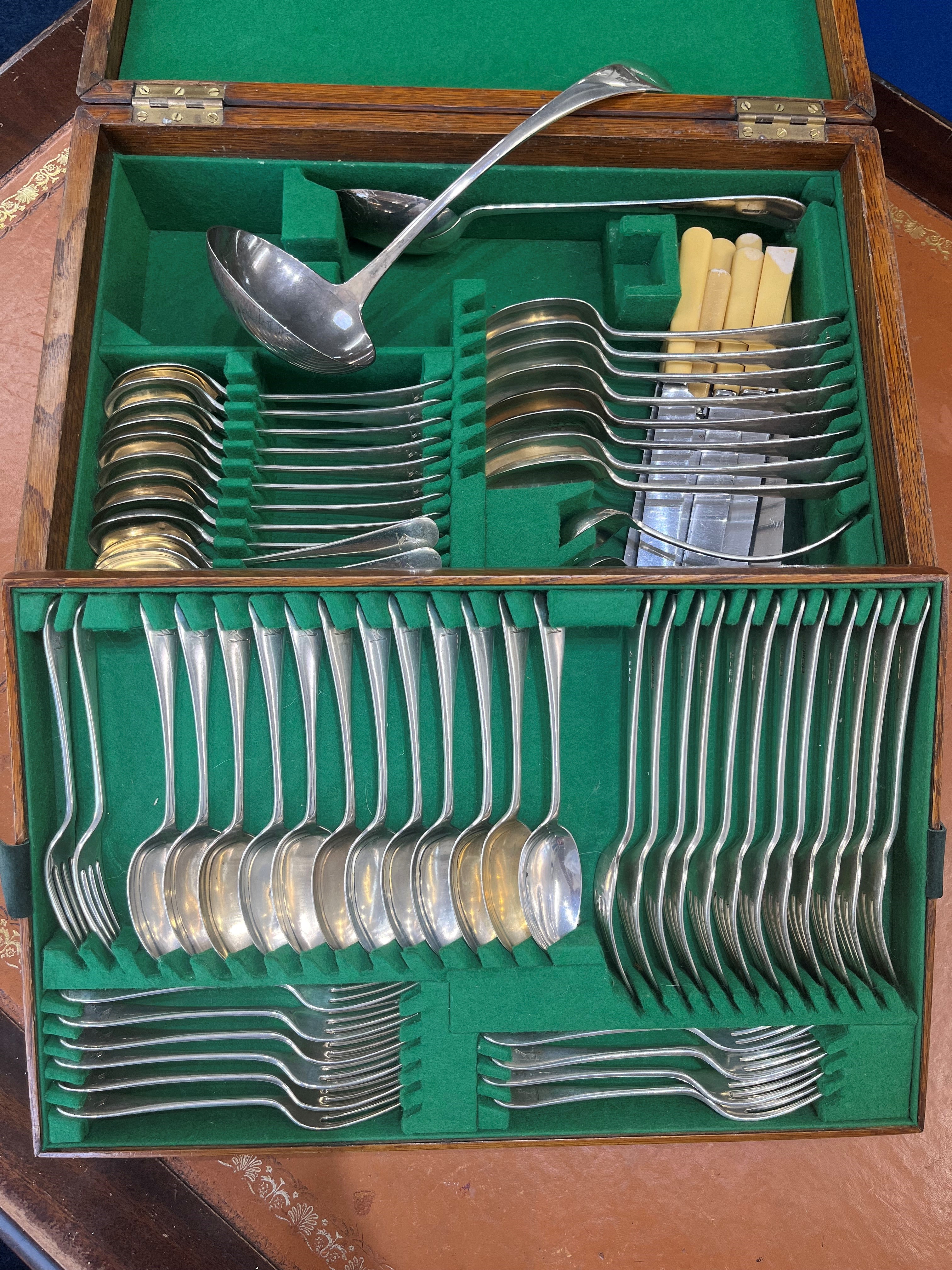 A mixed set of George V silver flatware, 60 pieces together with associated knives, weight approx - Image 4 of 4