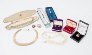 An interesting mixed lot to include a Shaeffer pencil, faux pearls, Art Deco style diamante