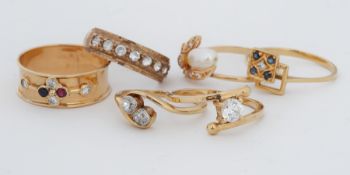 A mixed lot of six rings to include an 18ct yellow gold two stone diamond ring, 2.00gm, size I, a