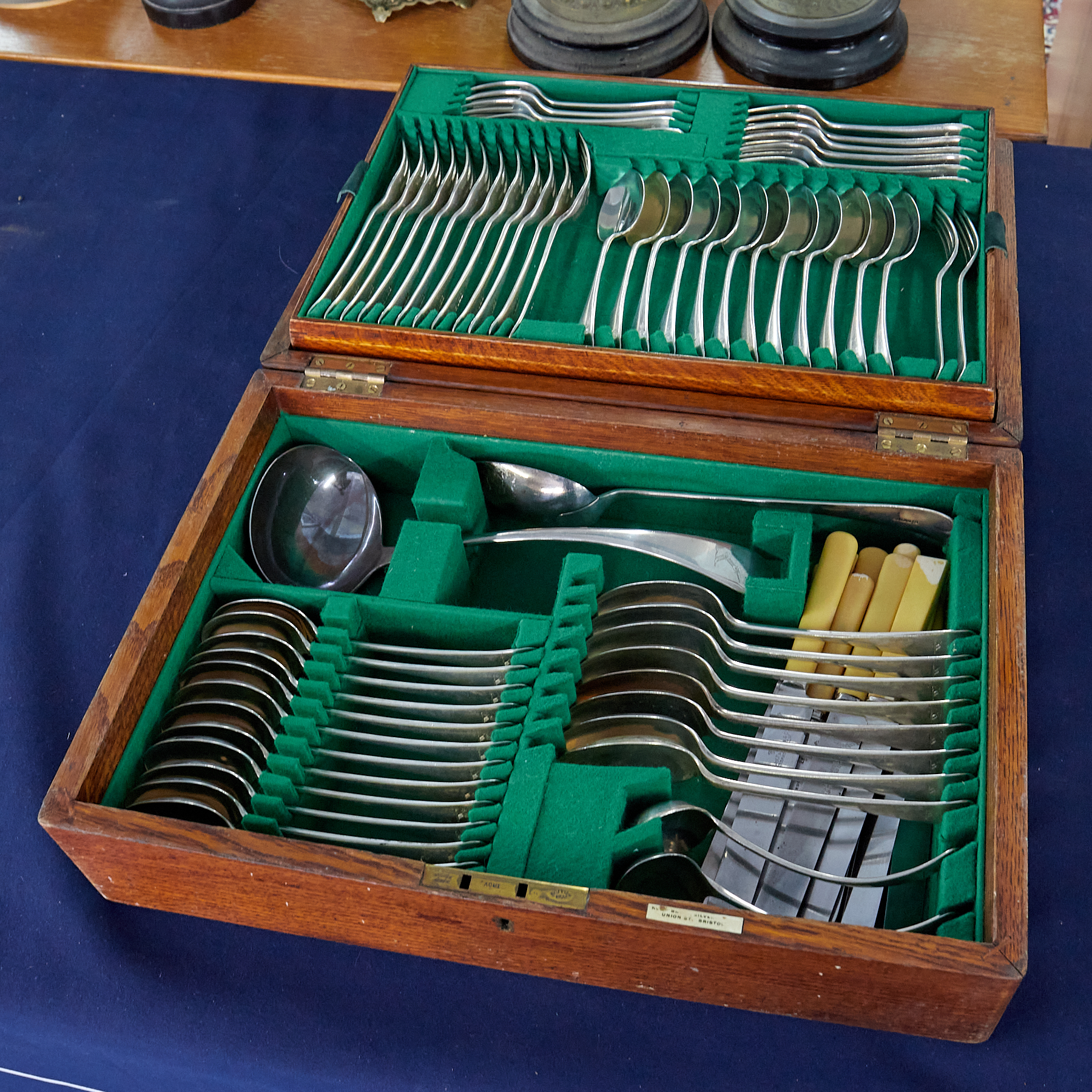 A mixed set of George V silver flatware, 60 pieces together with associated knives, weight approx