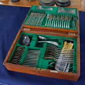 A mixed set of George V silver flatware, 60 pieces together with associated knives, weight approx