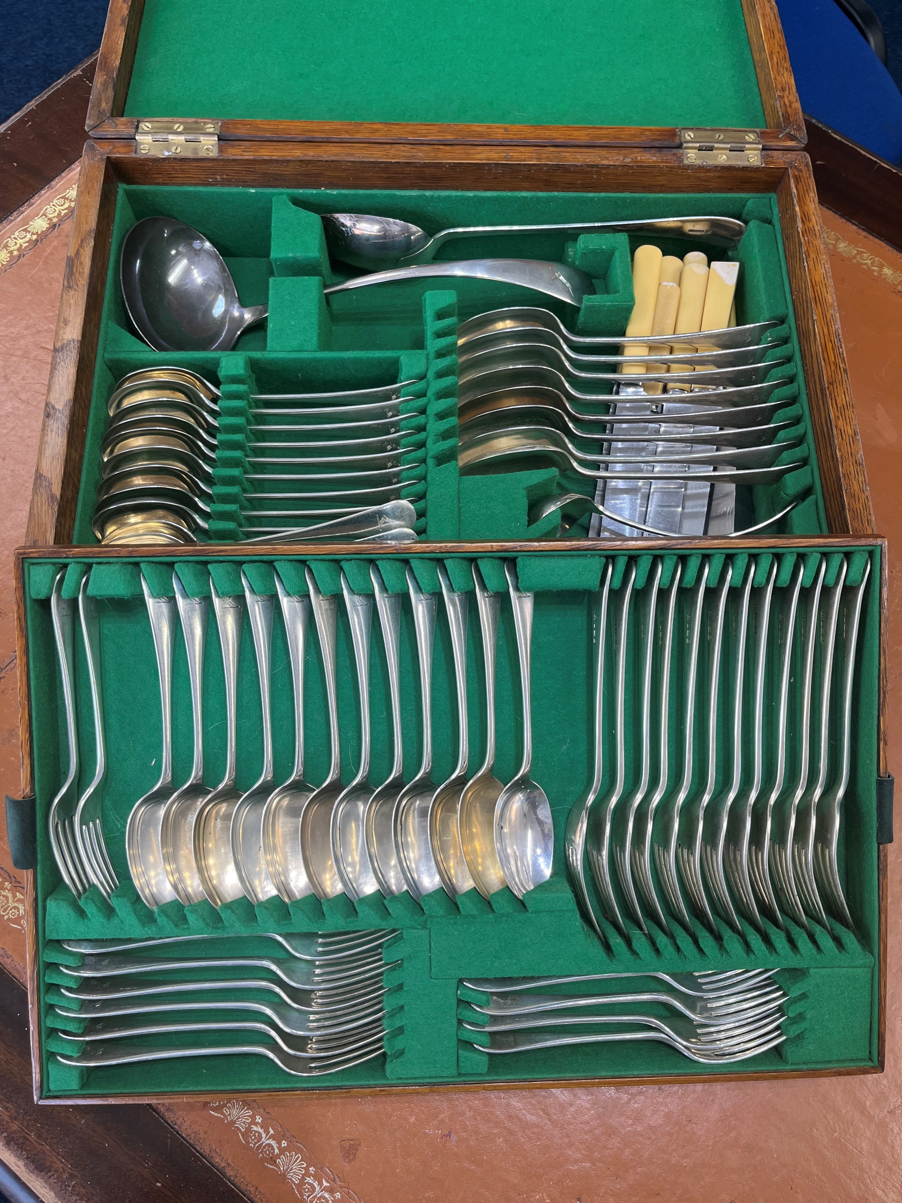 A mixed set of George V silver flatware, 60 pieces together with associated knives, weight approx - Image 3 of 4