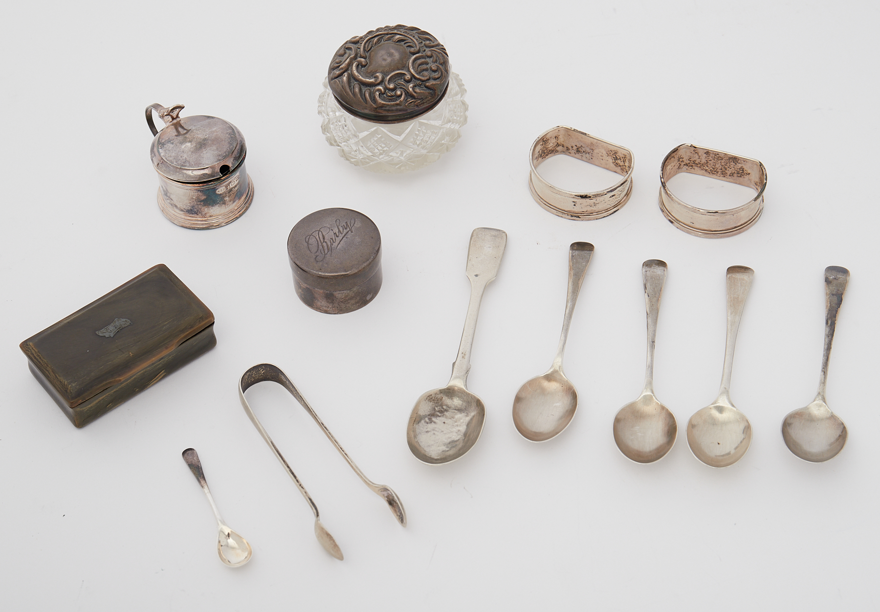 A mixed lot of silverwares to include five silver teaspoons & a silver mustard spoon, 2.45oz, a
