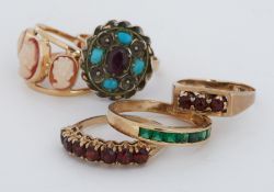A mixed lot of five rings to include a 9ct yellow gold seven stone garnet set ring, 1.71gm, size
