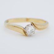 An 18ct yellow gold 'twist' design solitaire ring set with approx. 0,25 carats of round brilliant
