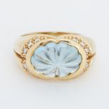 An unusual yellow gold ring set with a central oval fancy cut blue topaz measuring approx. 13.5mm