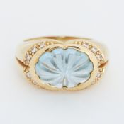 An unusual yellow gold ring set with a central oval fancy cut blue topaz measuring approx. 13.5mm