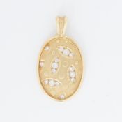 An 18ct yellow gold oval textured pattern pendant set with small round brilliant cut diamonds, total