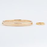 A yellow gold bangle engraved on the inside 'Vincit qui se vincit', push in clasp & figure of