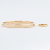 A yellow gold bangle engraved on the inside 'Vincit qui se vincit', push in clasp & figure of