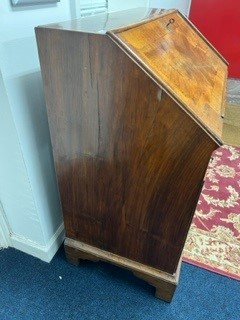 An English 18th Century walnut bureau desk fitted with four drawers on bracket feet height 100cm. - Image 4 of 16