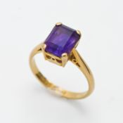 An 18ct yellow gold amethyst ring, size L.