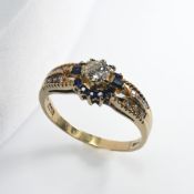 An ornately designed 18ct yellow gold ring set with a central round brilliant cut diamond, approx.