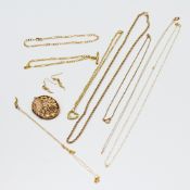 A quantity of 9ct gold jewellery items to include an antique yellow gold engraved locket, chains,