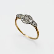 An 18ct yellow and platinum Art Deco style ring, size Q.