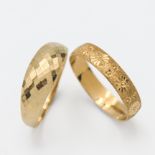 Two 18ct gold rings approx 4.9g.