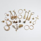 A quantity of 9ct gold earrings of various designs & styles (some broken & butterflies missing) &
