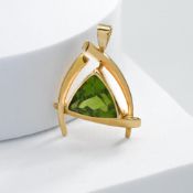 An 18ct yellow gold abstract design pendant set with a triangular cut peridot, approx. 8.90