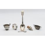 A mixed lot of small silver wares to include mustard spoon, serviette ring etc six items, (weighable