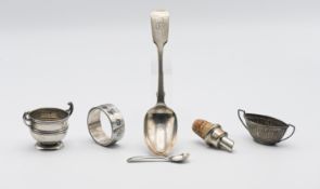 A mixed lot of small silver wares to include mustard spoon, serviette ring etc six items, (weighable