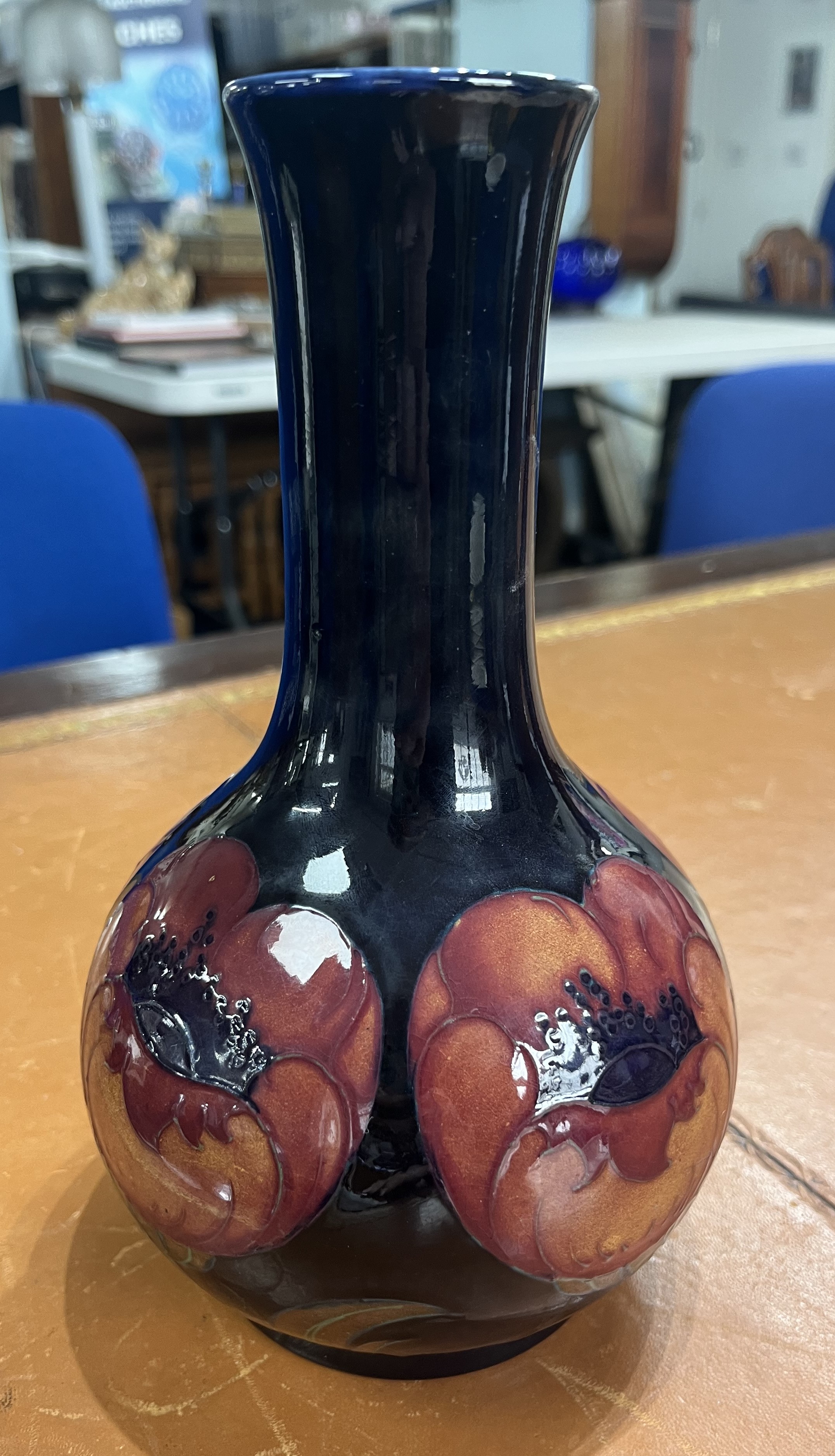 A William Moorcroft big Poppy design onion vase, circa 1923, 23cm height. - Image 5 of 6