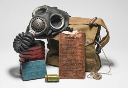 Original WWII gas mask, including original outfit anti binning etc.