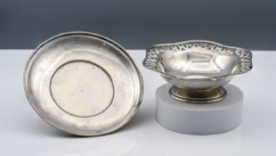 Edward VII small silver dish, diameter 13.5cm together with a Johnston Brothers small silver and