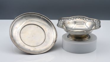 Edward VII small silver dish, diameter 13.5cm together with a Johnston Brothers small silver and