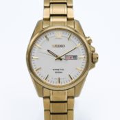 A gents gold plated Seiko Kinetic 100m wristwatch with date calendar.
