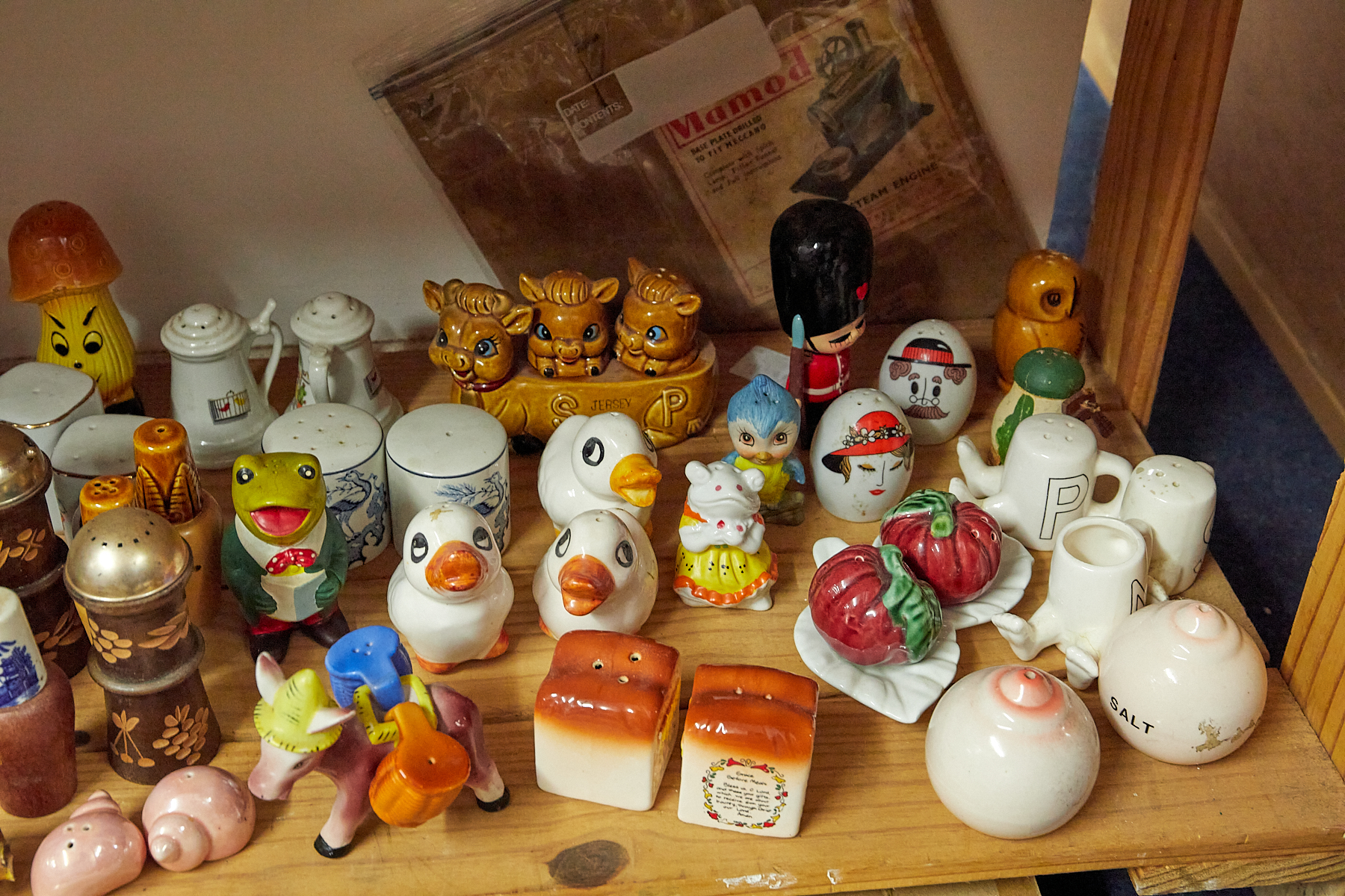 A large collection of mixed China wares including Poole pottery Dolphins etc. - Image 9 of 9